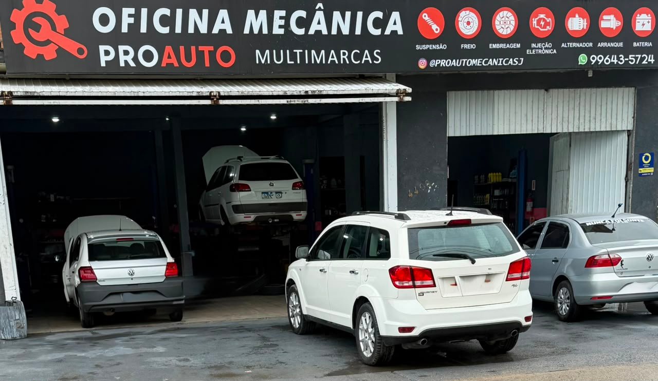 Box da oficina PROAUTO Multimarcas com carro na elevatória para revisão